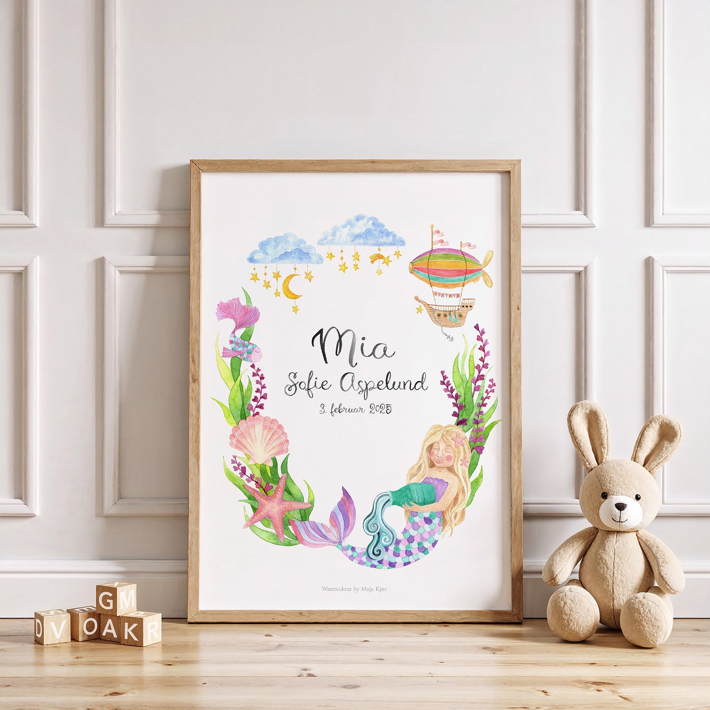 Personlig navneplakat med stjernetegnet Vandmanden til piger, med en havfrue, muslingeskaller, fisk og et eventyrligt luftskib på himlen med måne og stjerner 