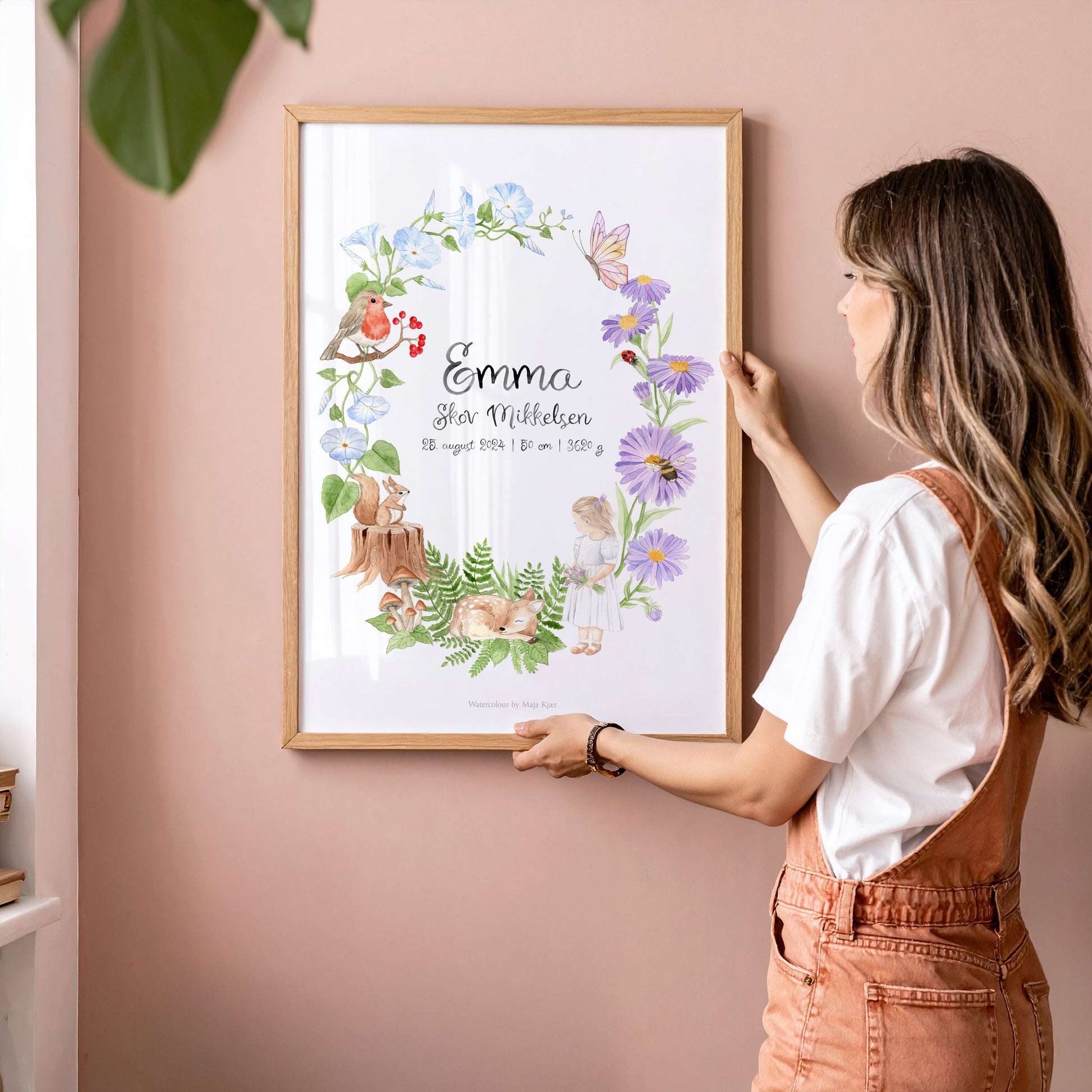 Custom Virgo zodiac print featuring a little girl, forest animals, and wildflowers, fine art name poster for baby room.

Navneplakat for stjernetegnet Jomfruen med skovens dyr i en krans af blomster til pigeværelset 